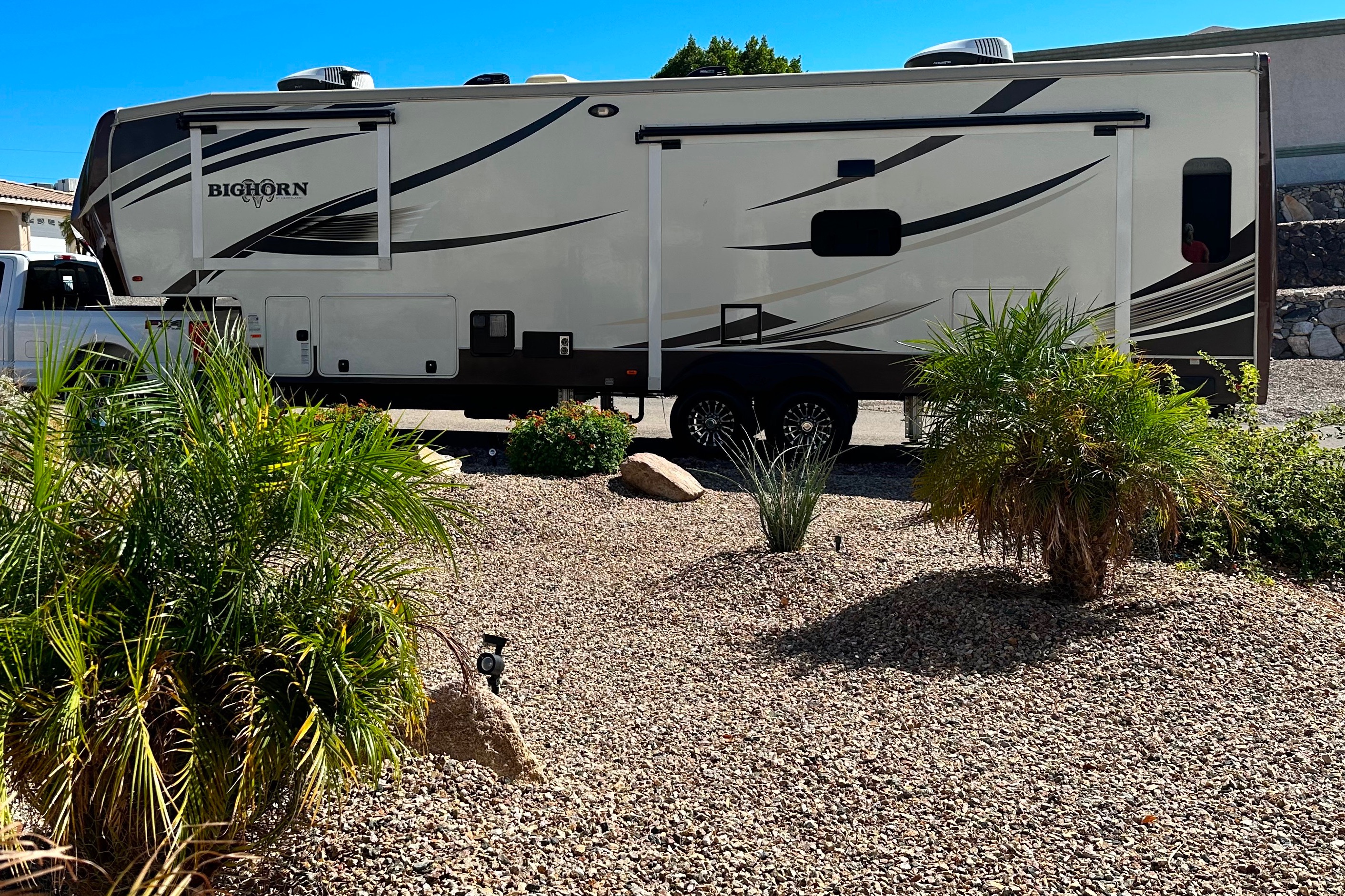 Clean and comfortable. Fully stocked kitchen. Heartland Bighorn Fifth Wheel 40' - Delivery only