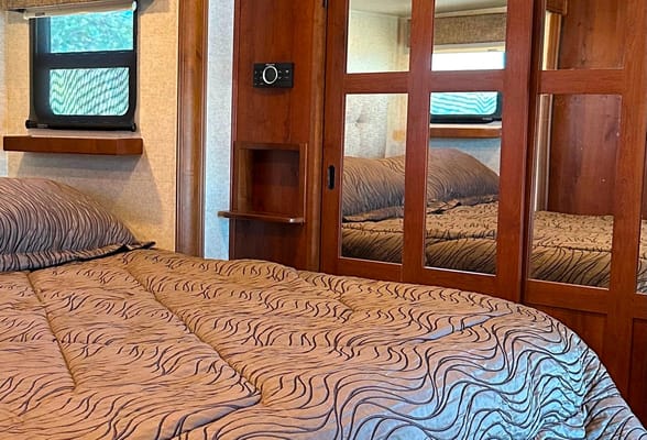 Clean and comfortable. Fully stocked kitchen. Heartland Bighorn Fifth Wheel 40' - Delivery only