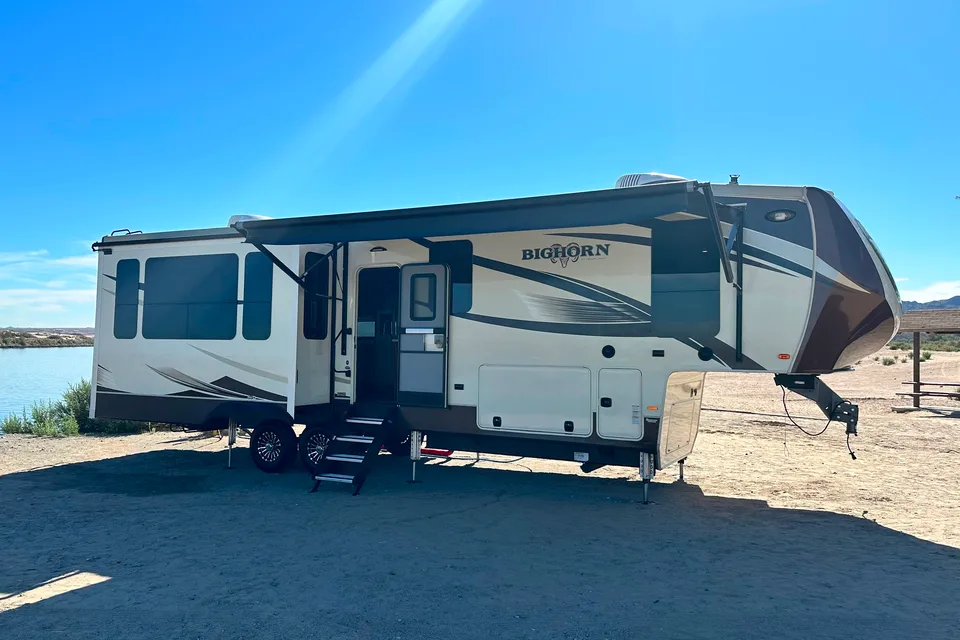 Clean and comfortable. Fully stocked kitchen. Heartland Bighorn Fifth Wheel 40' - Delivery only