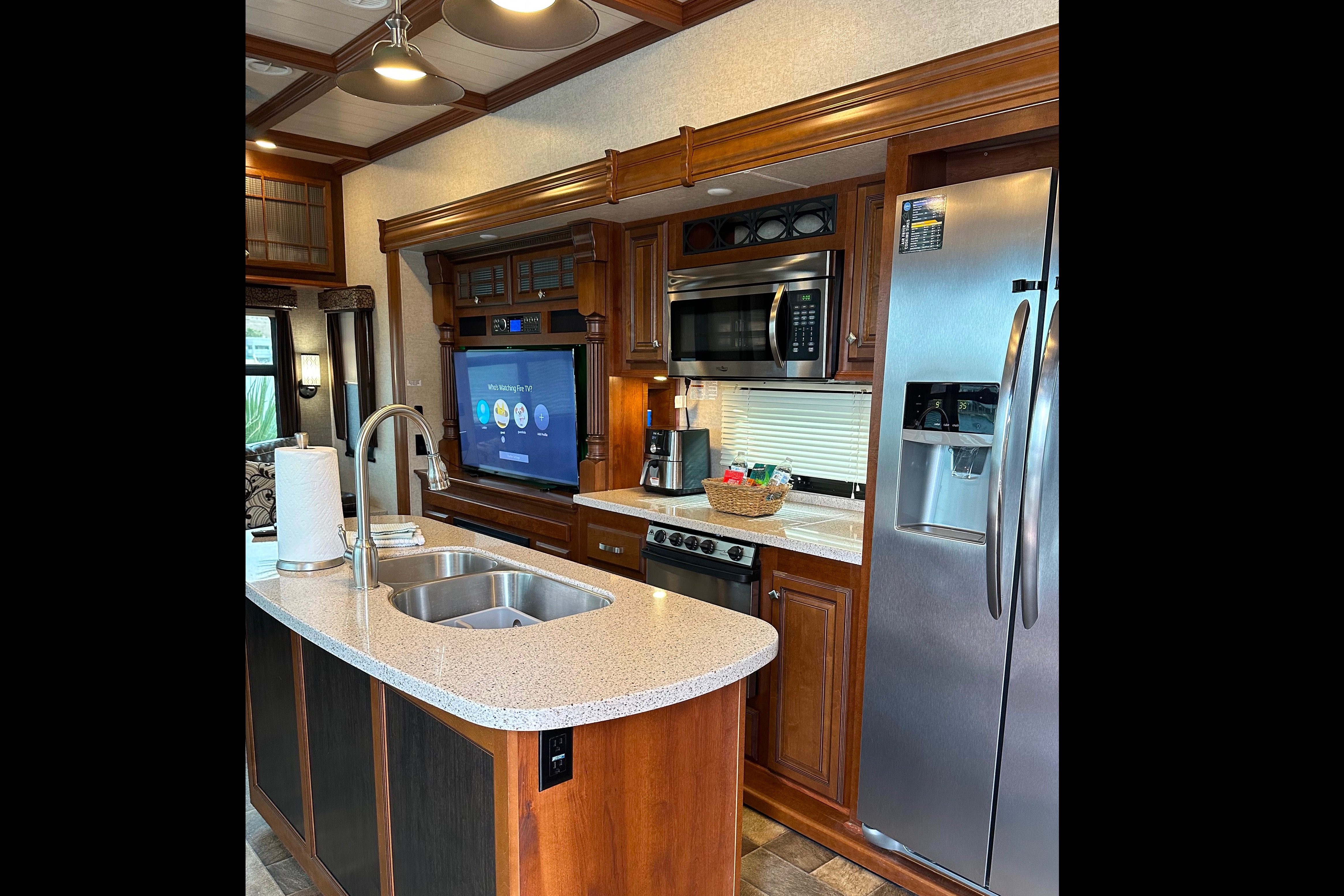 Clean and comfortable. Fully stocked kitchen. Heartland Bighorn Fifth Wheel 40' - Delivery only