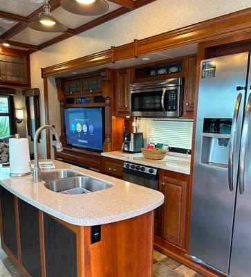 Clean and comfortable. Fully stocked kitchen. Heartland Bighorn Fifth Wheel 40' - Delivery only