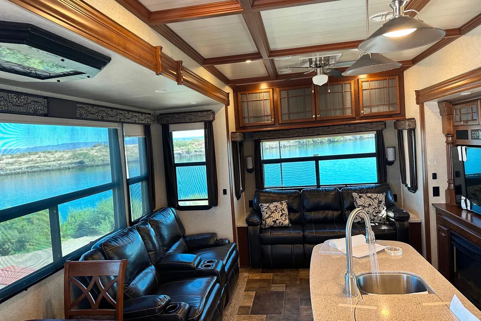 Clean and comfortable. Fully stocked kitchen. Heartland Bighorn Fifth Wheel 40' - Delivery only