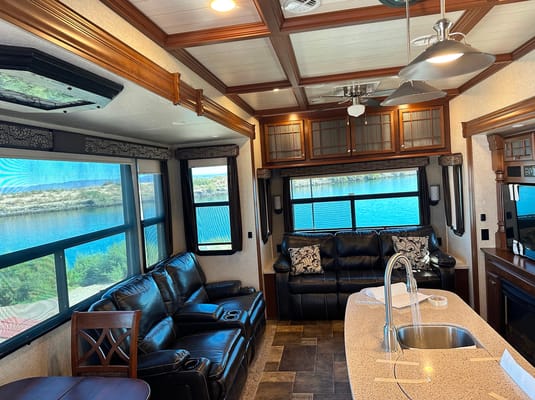 Clean and comfortable. Fully stocked kitchen. Heartland Bighorn Fifth Wheel 40' - Delivery only