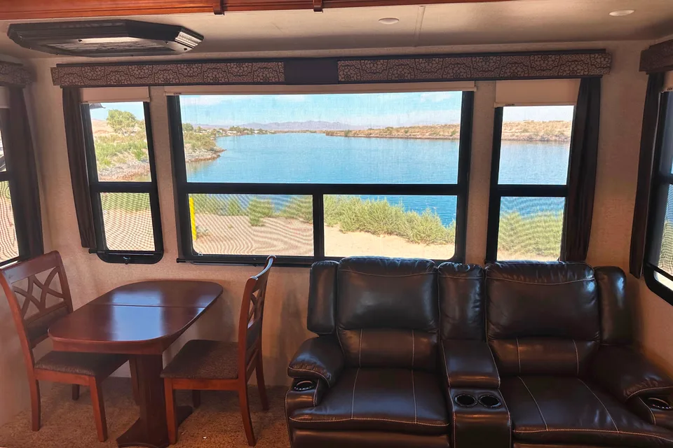 Clean and comfortable. Fully stocked kitchen. Heartland Bighorn Fifth Wheel 40' - Delivery only