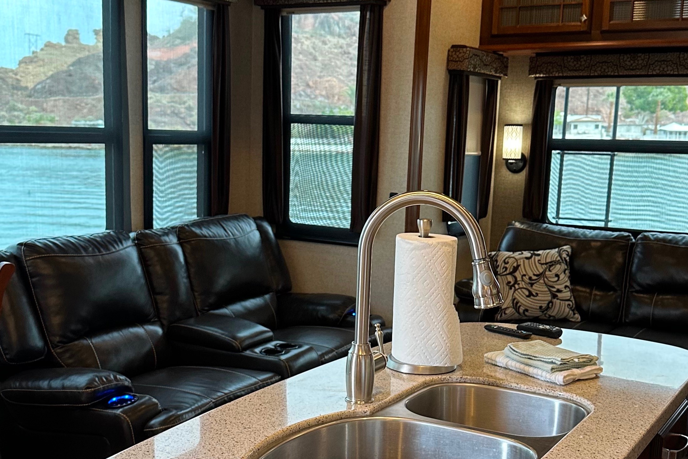 Clean and comfortable. Fully stocked kitchen. Heartland Bighorn Fifth Wheel 40' - Delivery only