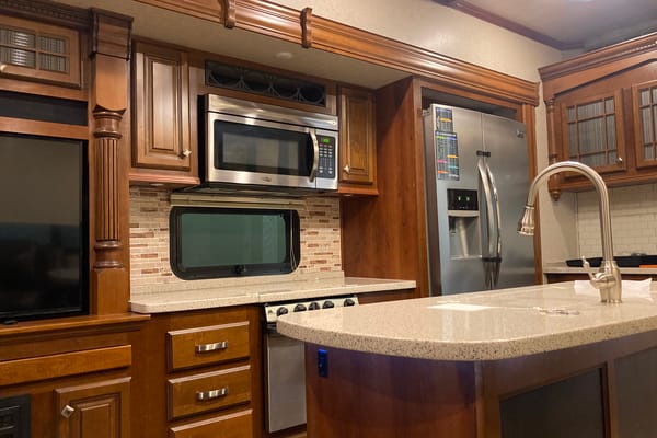 Clean and comfortable. Fully stocked kitchen. Heartland Bighorn Fifth Wheel 40' - Delivery only