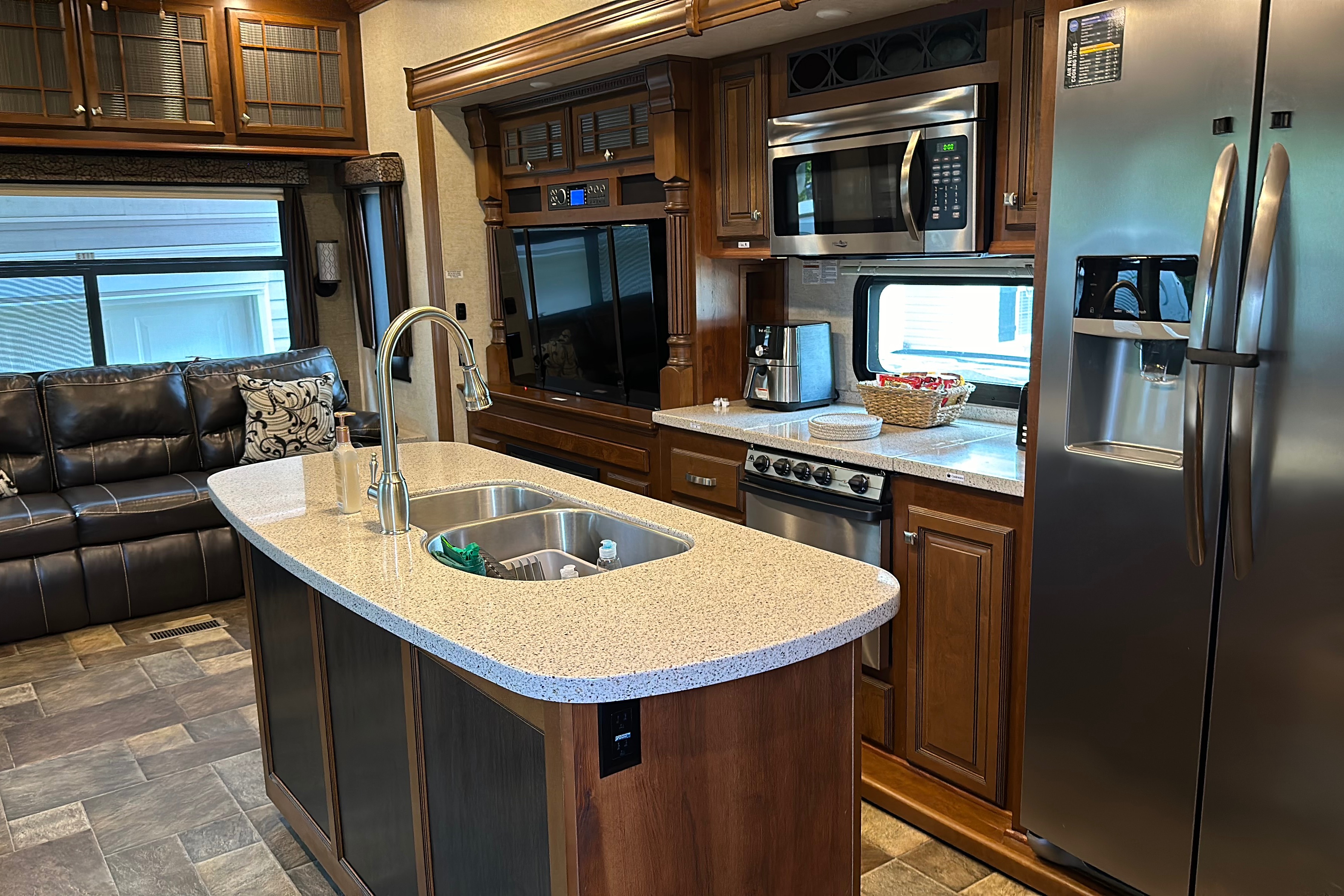 Clean and comfortable. Fully stocked kitchen. Heartland Bighorn Fifth Wheel 40' - Delivery only