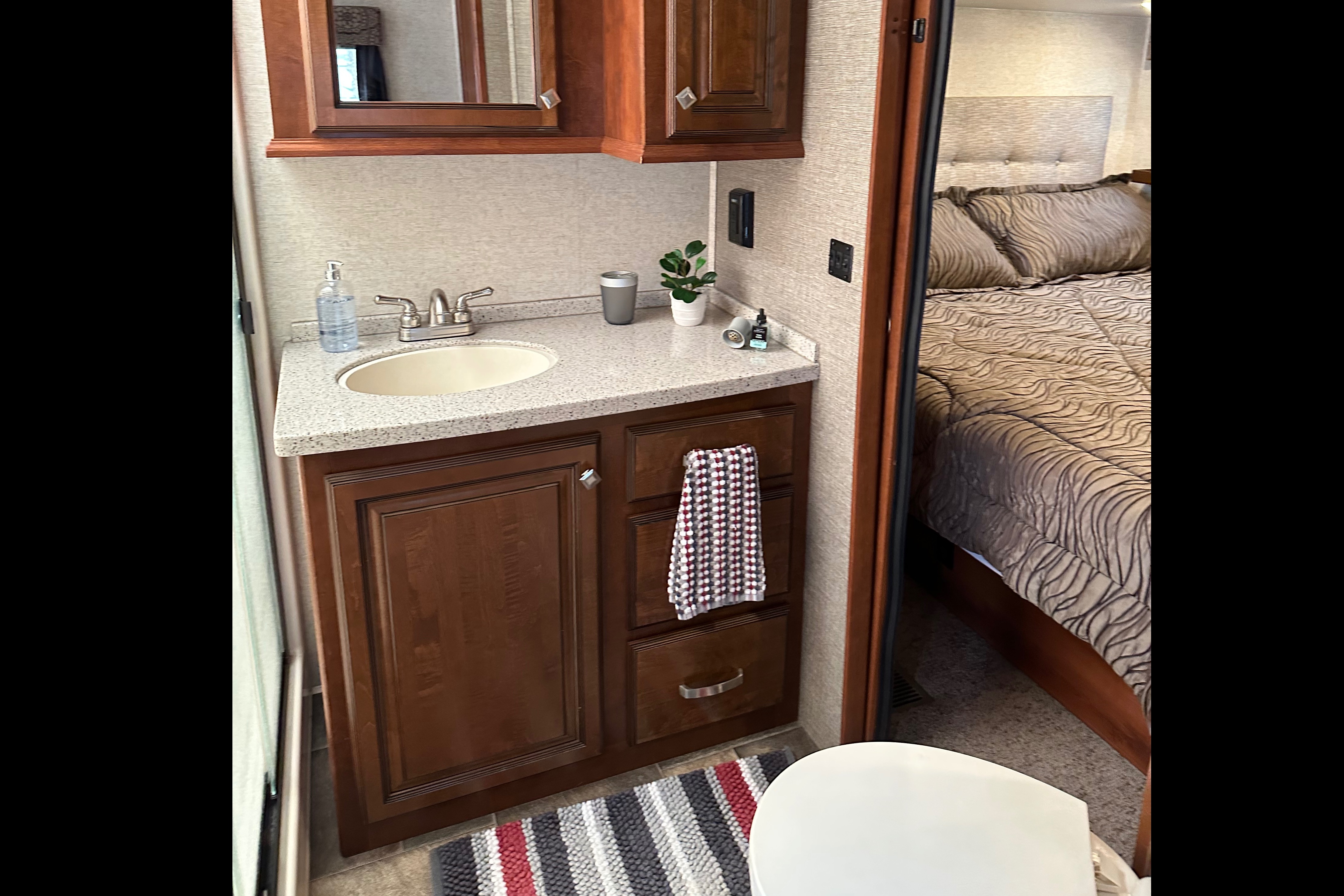 Clean and comfortable. Fully stocked kitchen. Heartland Bighorn Fifth Wheel 40' - Delivery only