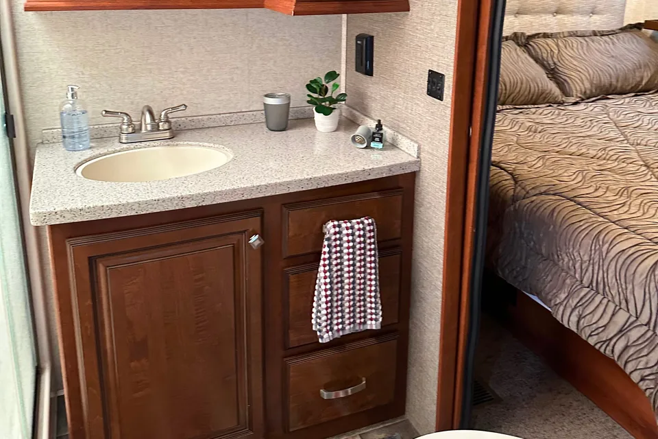 Clean and comfortable. Fully stocked kitchen. Heartland Bighorn Fifth Wheel 40' - Delivery only