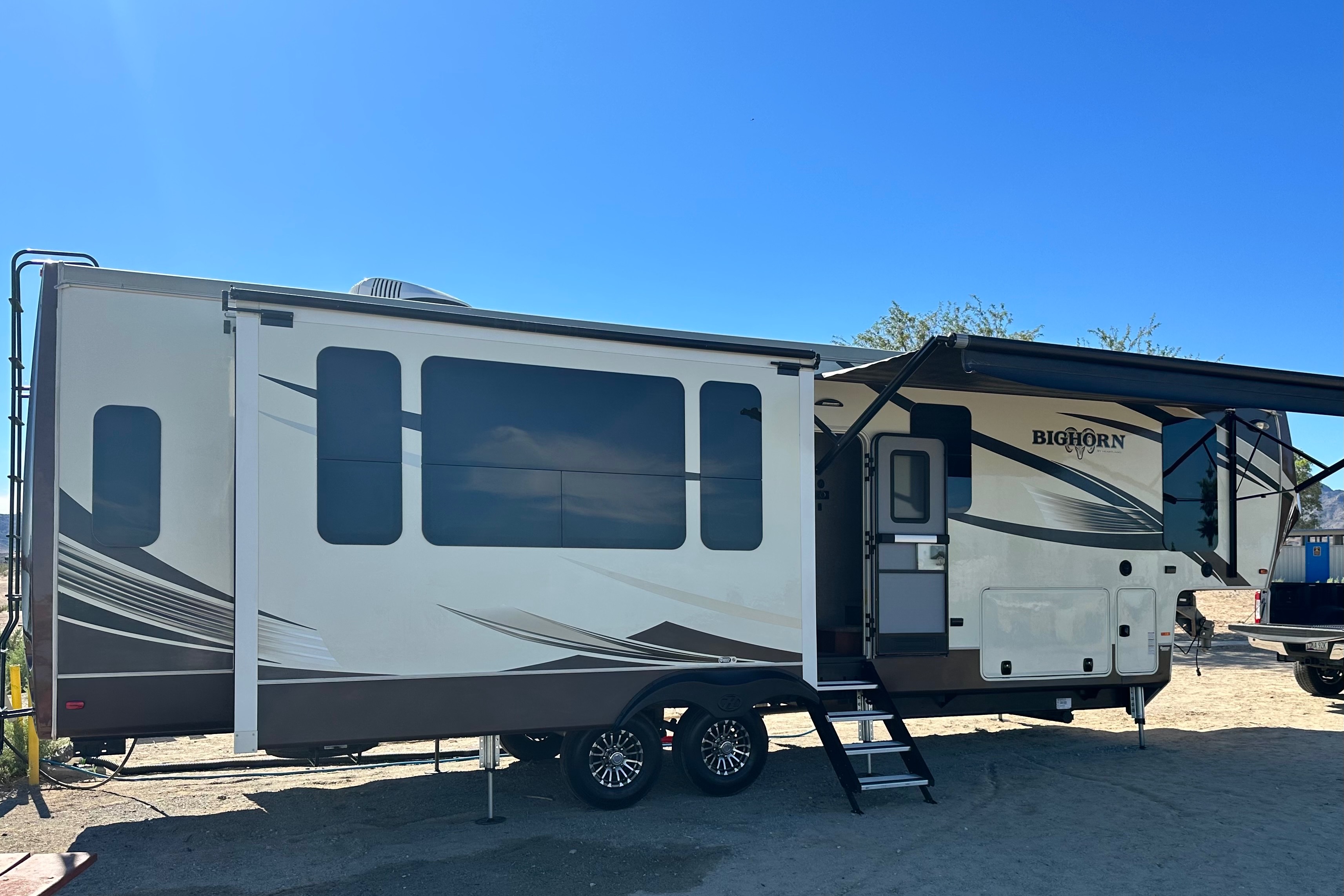 Clean and comfortable. Fully stocked kitchen. Heartland Bighorn Fifth Wheel 40' - Delivery only