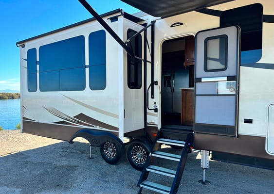 Clean and comfortable. Fully stocked kitchen. Heartland Bighorn Fifth Wheel 40' - Delivery only
