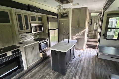 Sheila's Keystone Avalanche Fifth Wheel