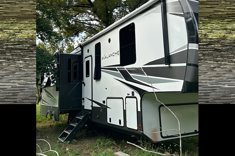 Sheila's Keystone Avalanche Fifth Wheel