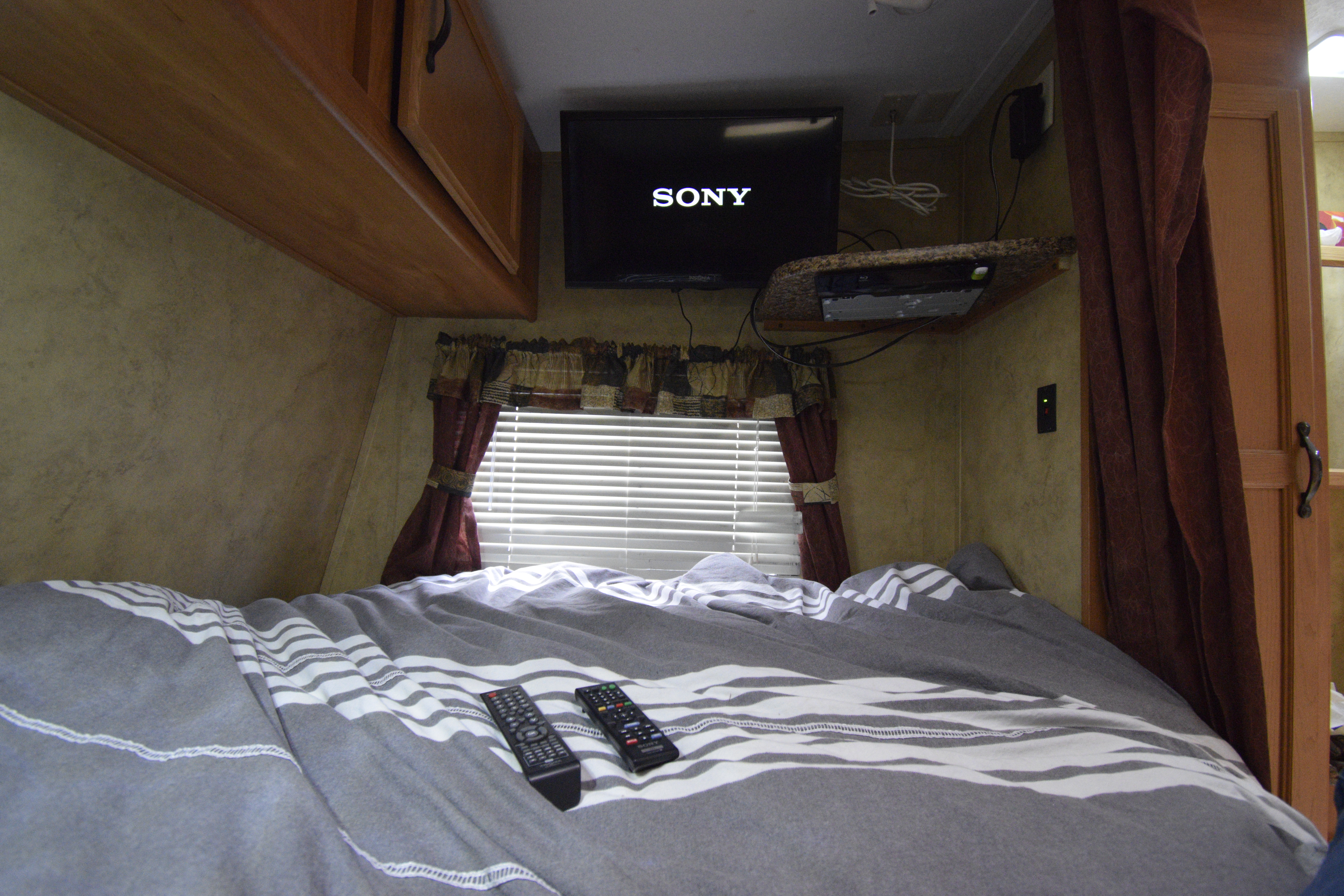 TRAVEL TRAILER or TOYHAULER you decide?