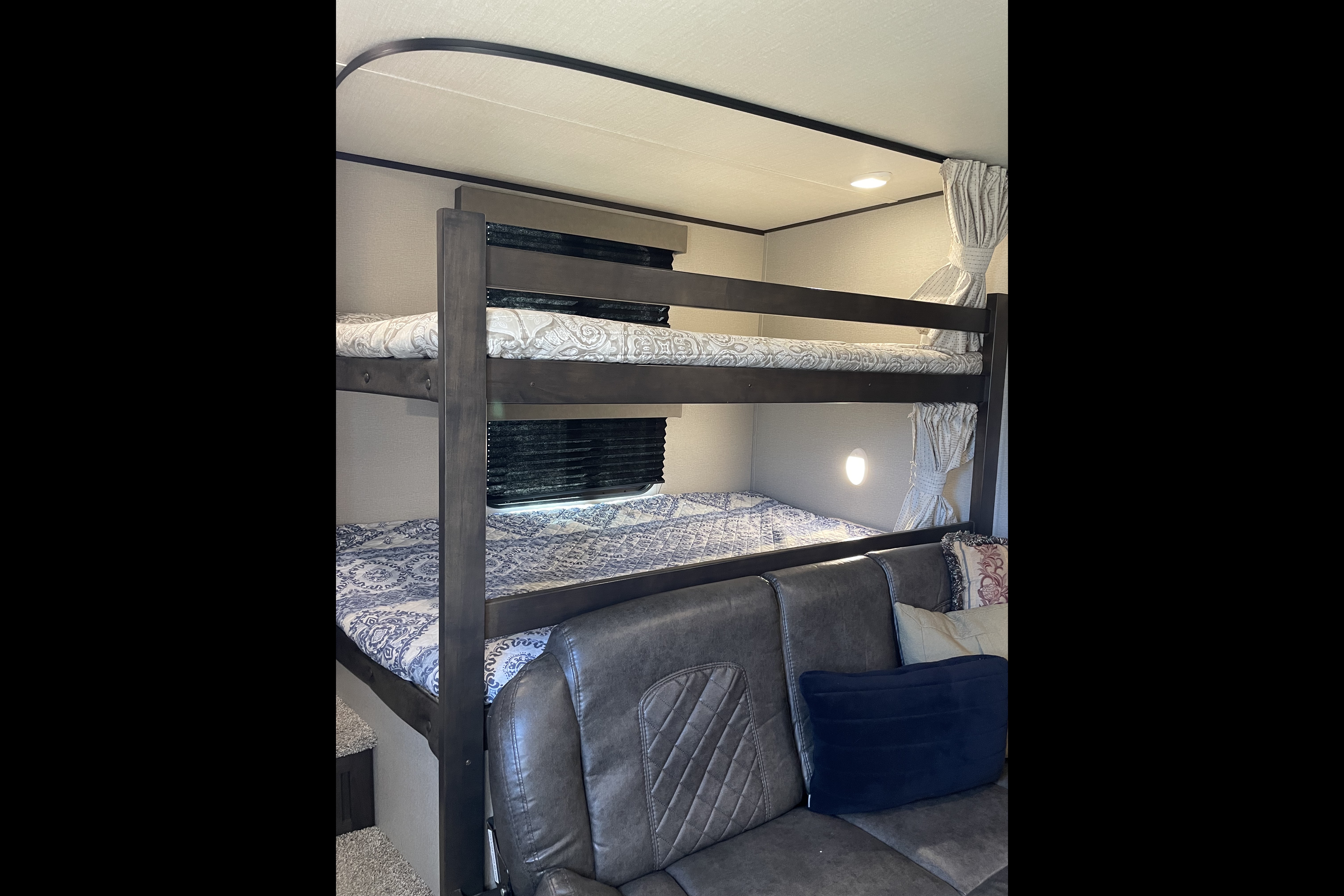 Fireside RV Memory Maker – Family Bunkhouse