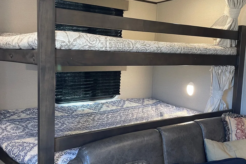 Fireside RV Memory Maker – Family Bunkhouse