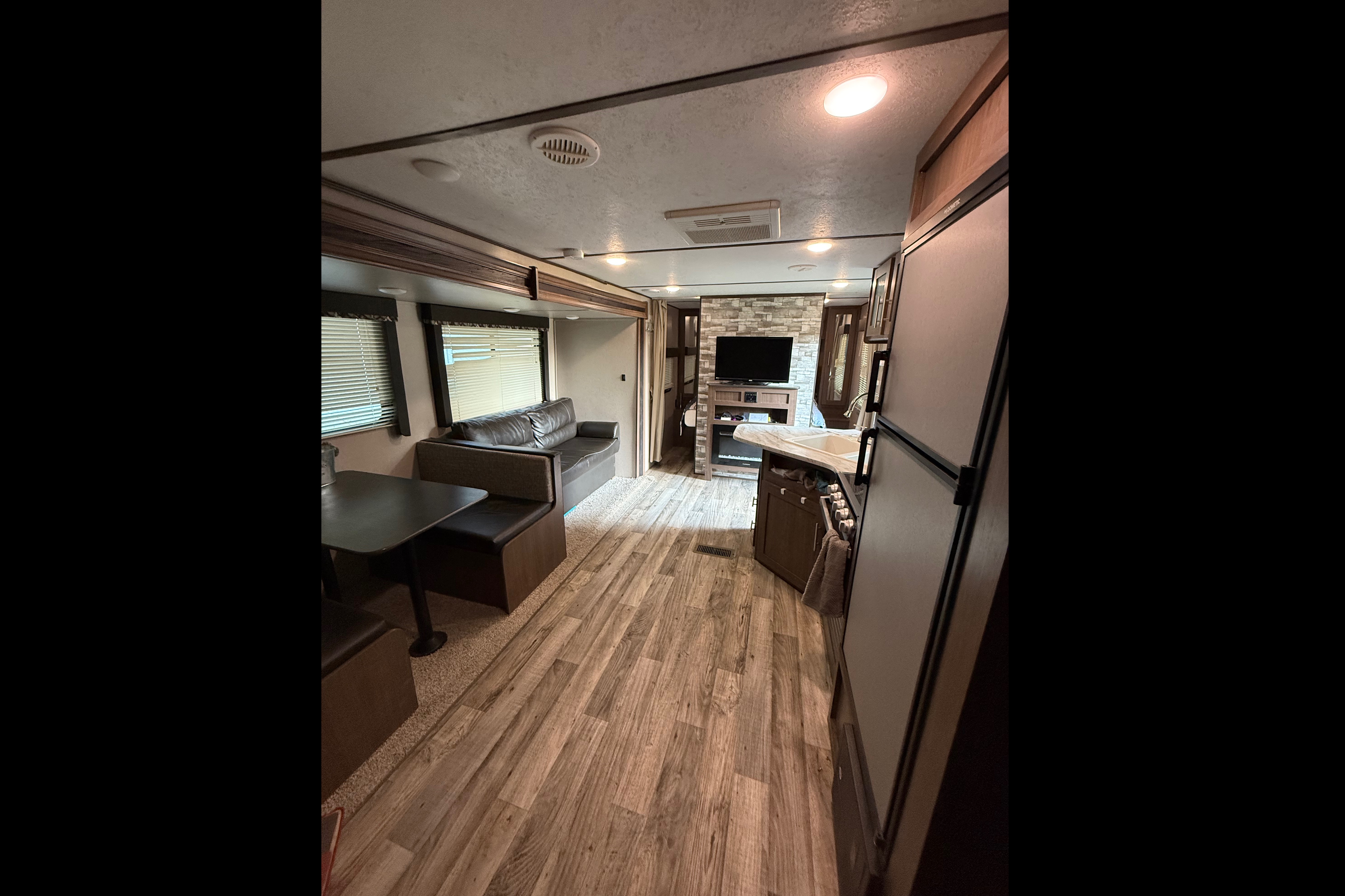 Caleb 's Keystone 26’ Hideout Travel Trailer