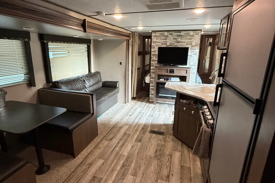 Caleb 's Keystone 26’ Hideout Travel Trailer