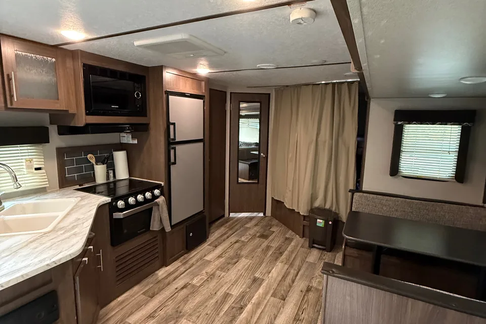 Caleb 's Keystone 26’ Hideout Travel Trailer