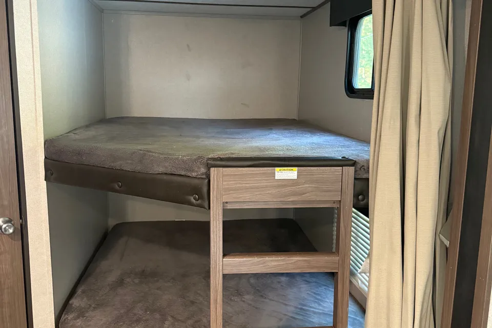 Caleb 's Keystone 26’ Hideout Travel Trailer