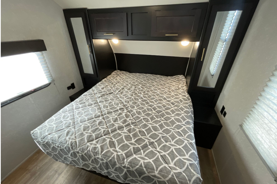 Grey Wolf Black Label Limited Bunk House W/Outdoor Kitchen - Sleeps 9
