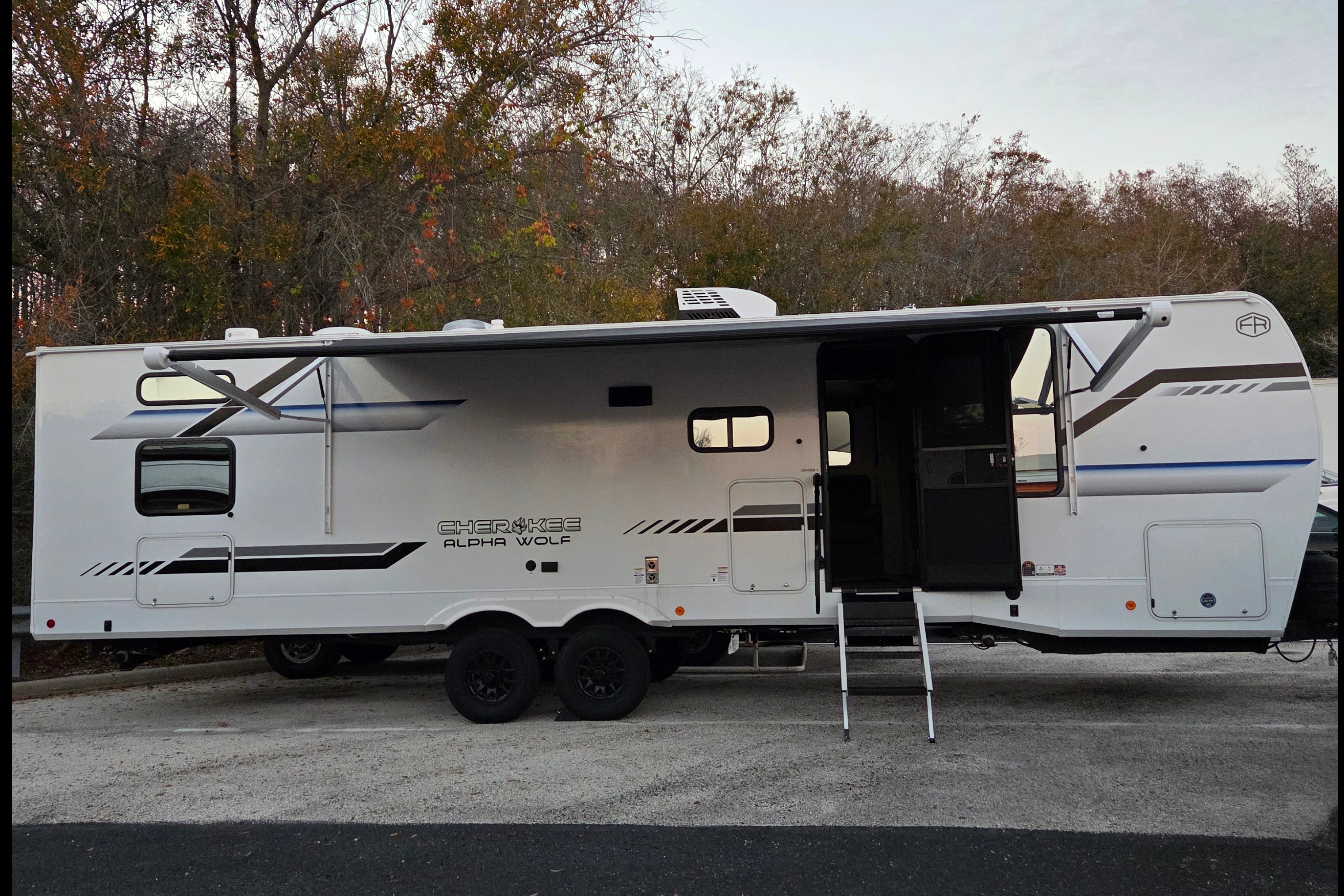 Forest River Alpha Wolf 280QBS-L Travel Trailer SHS-02