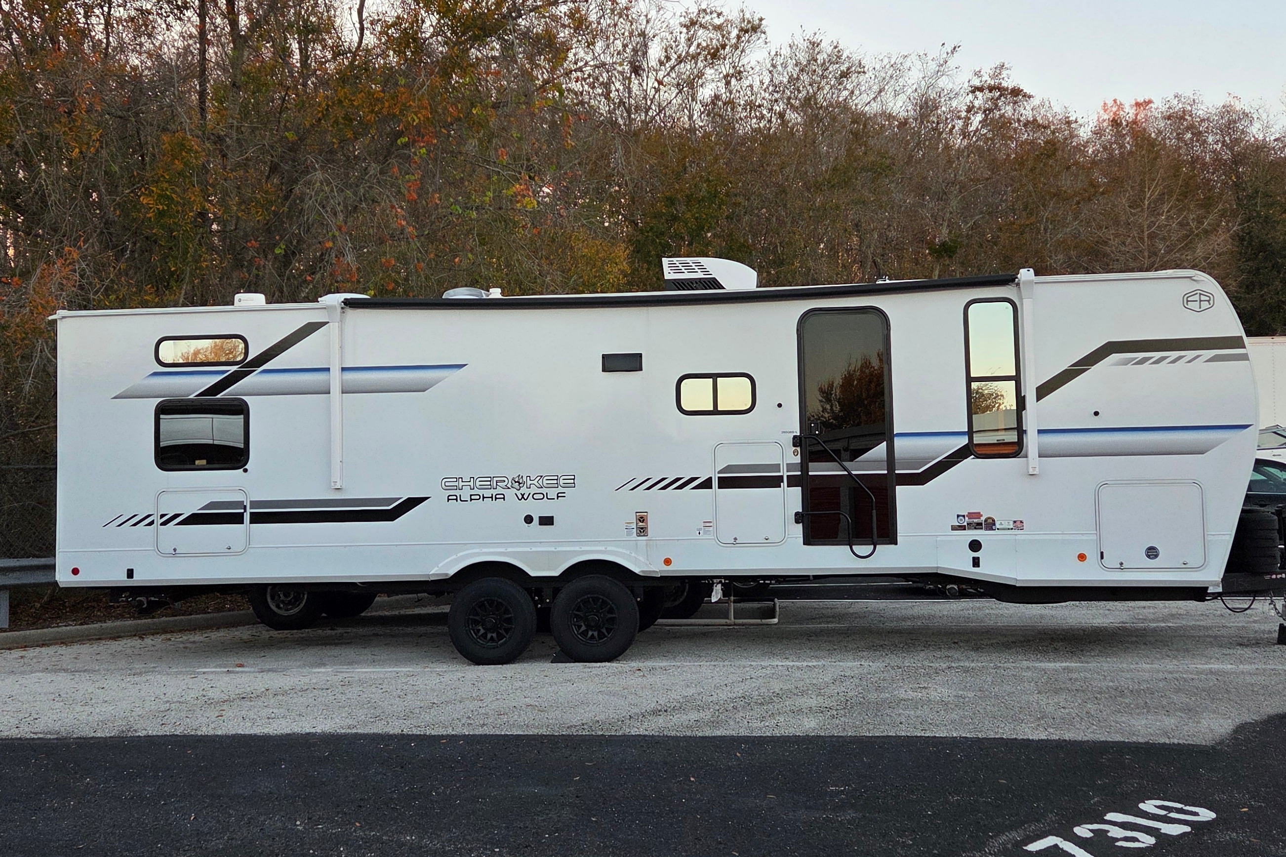 Forest River Alpha Wolf 280QBS-L Travel Trailer SHS-02