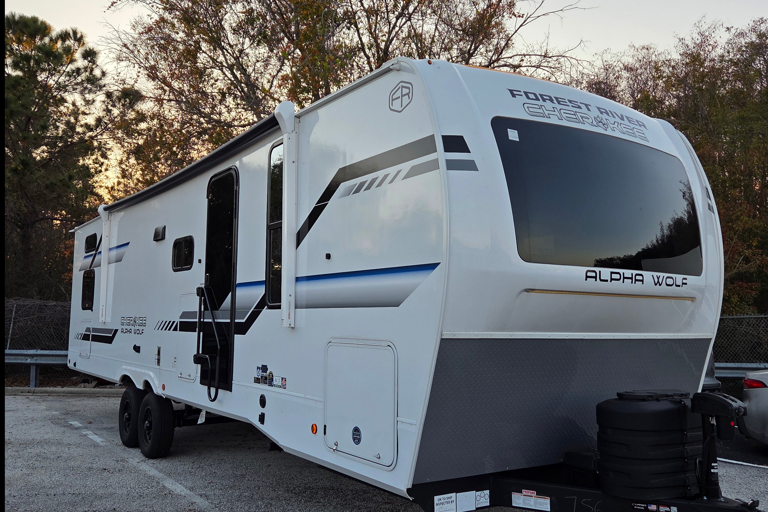 Forest River Alpha Wolf 280QBS-L Travel Trailer SHS-02