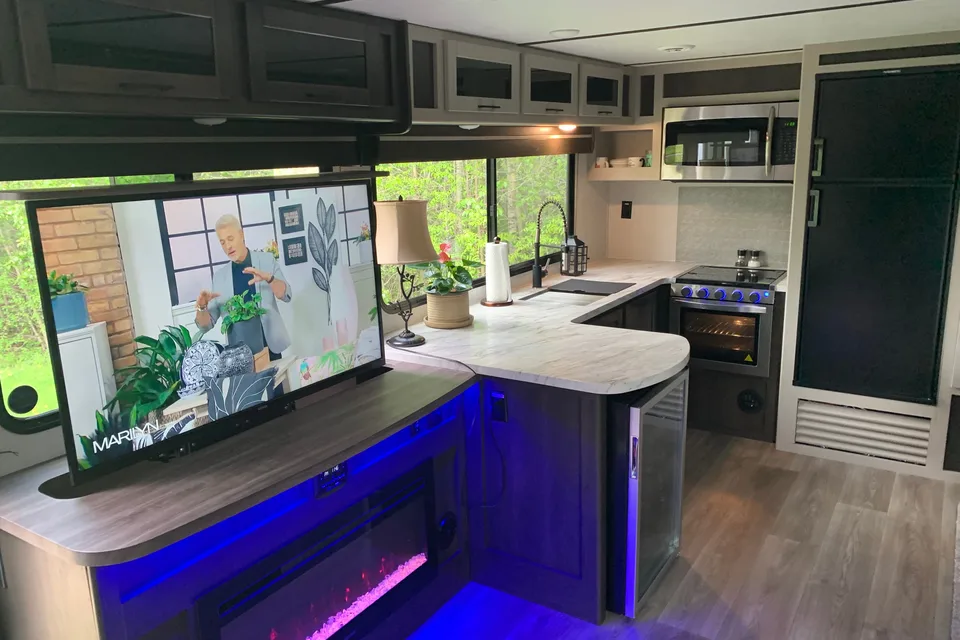 Kenneth's Crossroads Cruiser Aire Travel Trailer