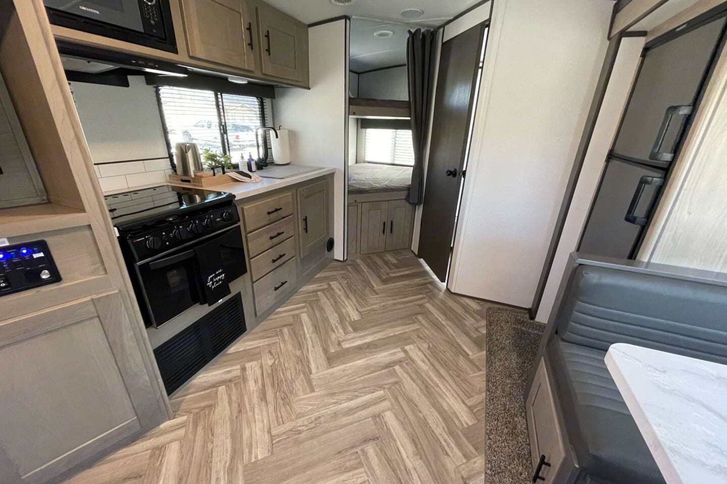 Beautiful Shadow Cruiser Travel Trailer w/bunk beds