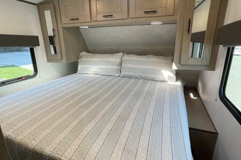 Beautiful Shadow Cruiser Travel Trailer w/bunk beds