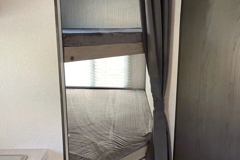Beautiful Shadow Cruiser Travel Trailer w/bunk beds