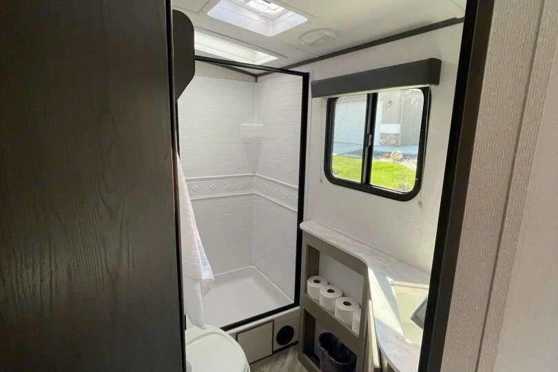 Beautiful Shadow Cruiser Travel Trailer w/bunk beds