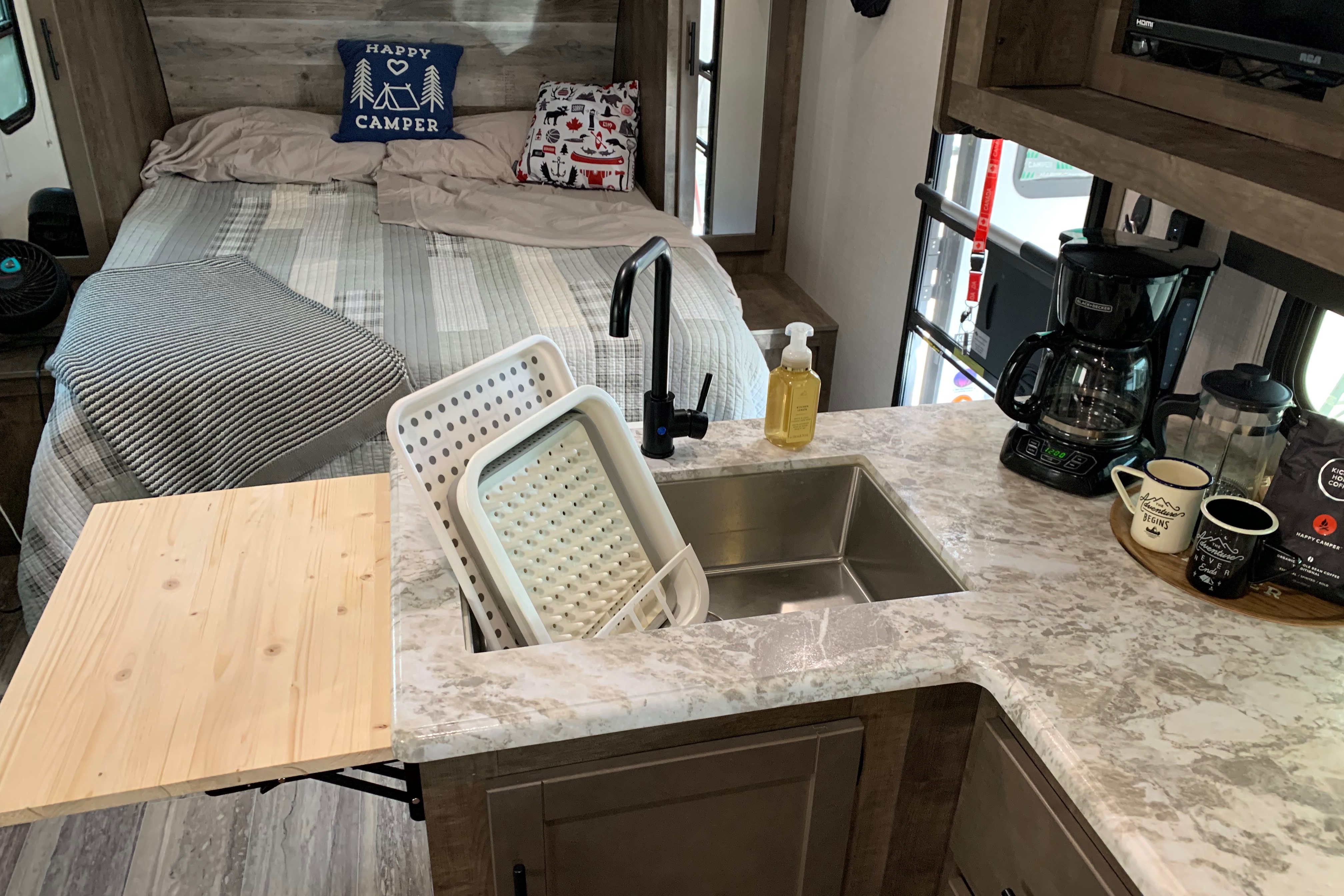 HORN’S HIDEAWAY KZ Connect SE Travel Trailer