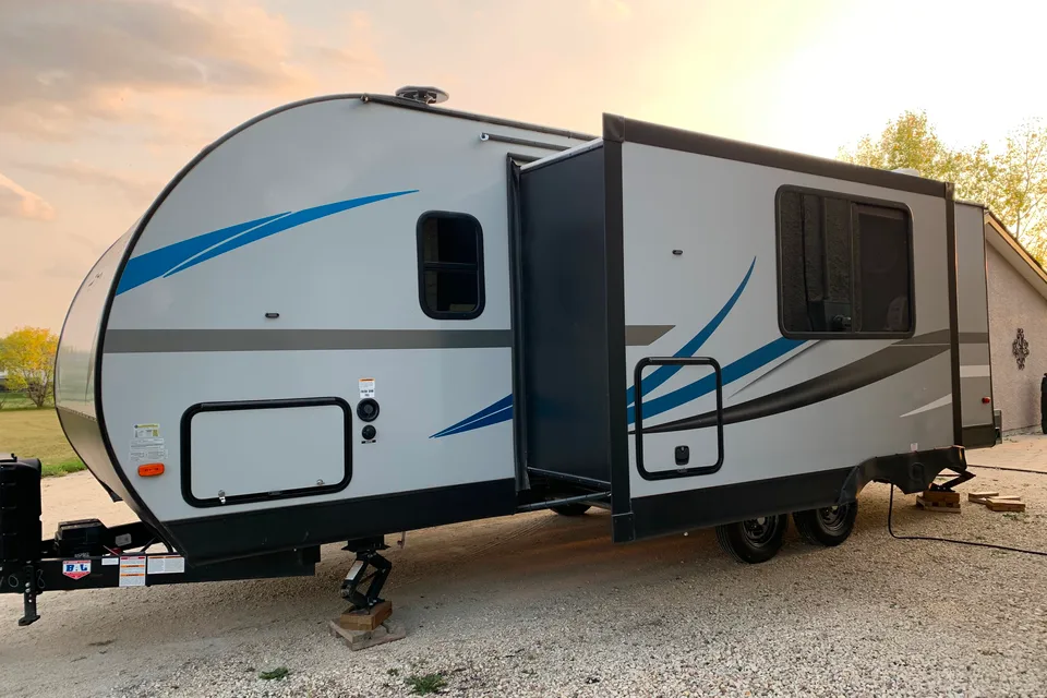 HORN’S HIDEAWAY KZ Connect SE Travel Trailer