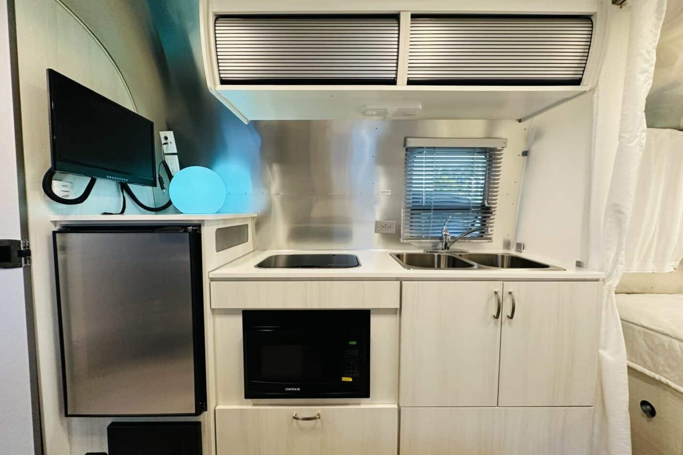 Magnolia 3 Airstream 22ft Bambi Sport **FULLY LOADED**