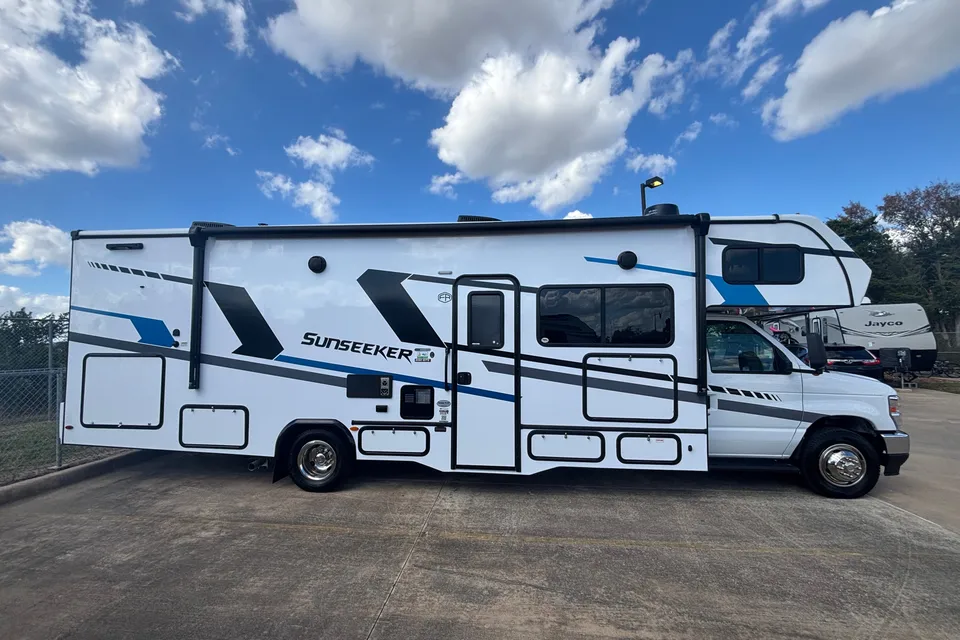 NEW 2025* CLASS C* 31 FT* UNLIMITED MILES/GENERATOR + ALL AMENITIES!
