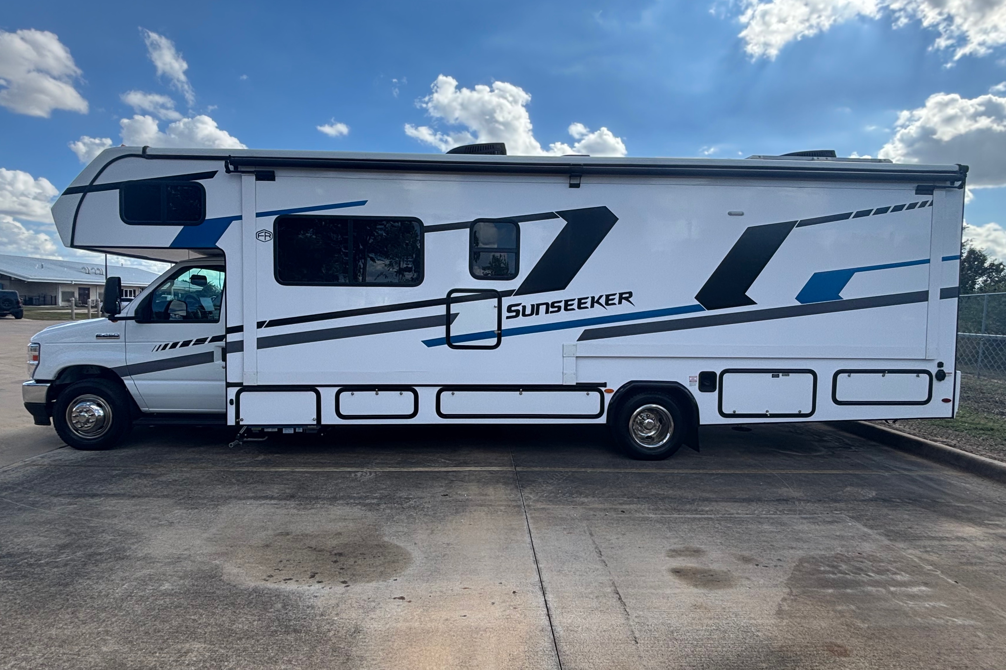NEW 2025* CLASS C* 31 FT* Tons of amenities included!