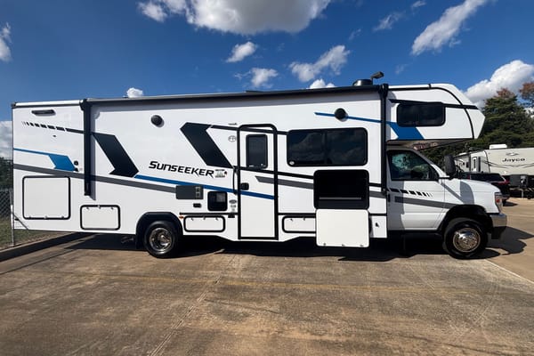 NEW 2025* CLASS C* 31 FT* Tons of amenities included!