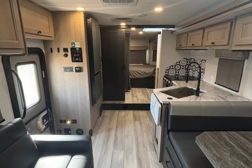 NEW 2025* CLASS C* 31 FT* UNLIMITED MILES/GENERATOR + ALL AMENITIES!