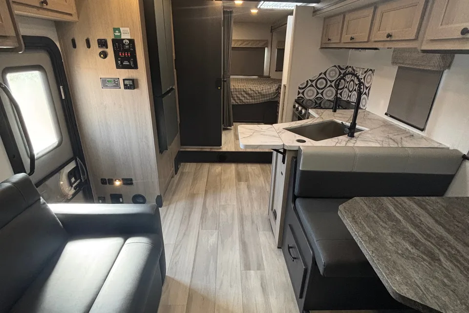 NEW 2025* CLASS C* 31 FT* UNLIMITED MILES/GENERATOR + ALL AMENITIES!