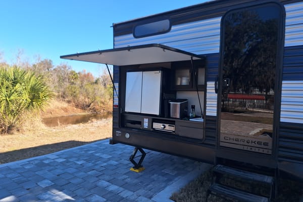 "Ellie Mae" BUNK ROOM! Full outside Kitchen
