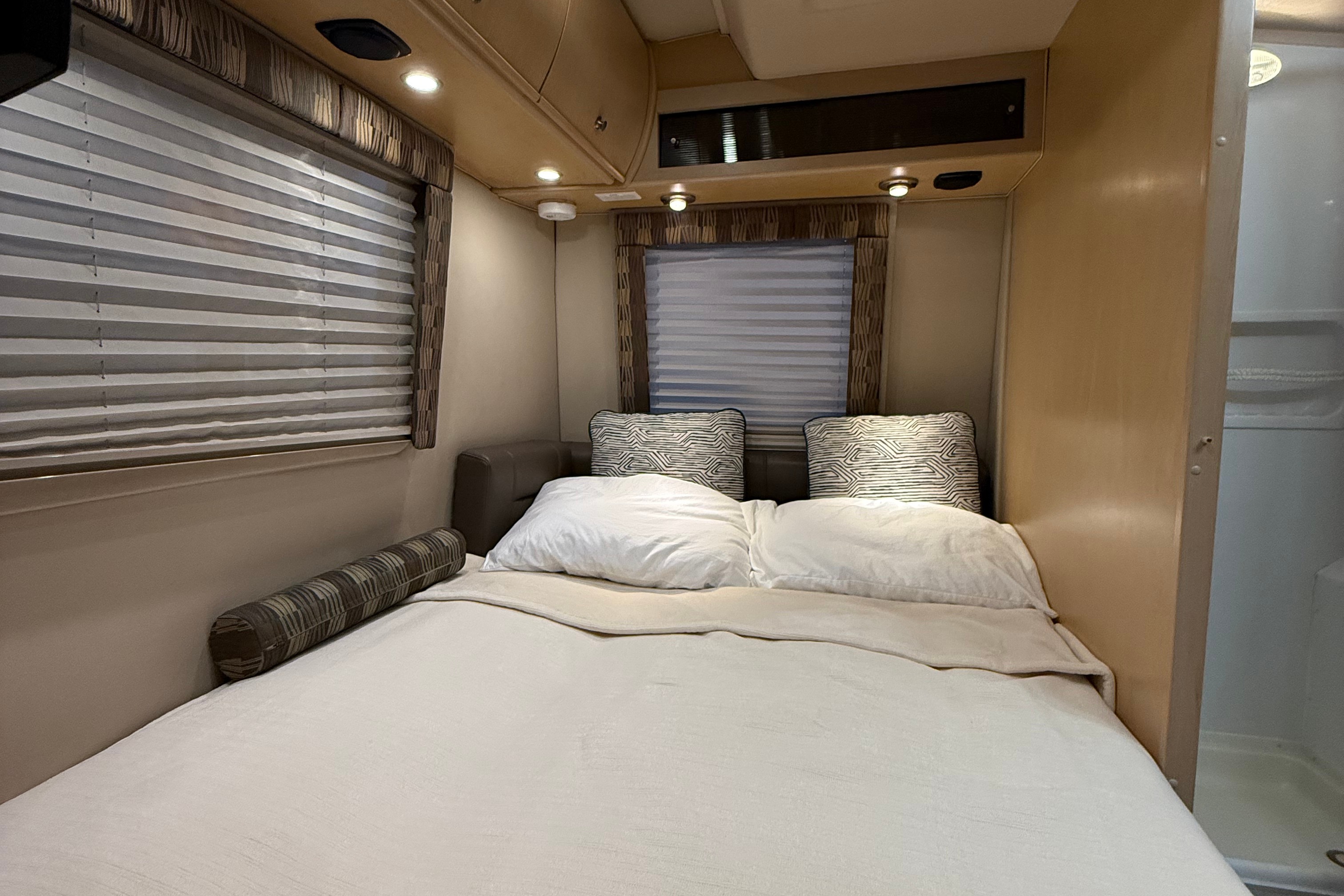 Luxury Class B+ Leisure Travel Serenity – Your Adventure in Comfort & Style!