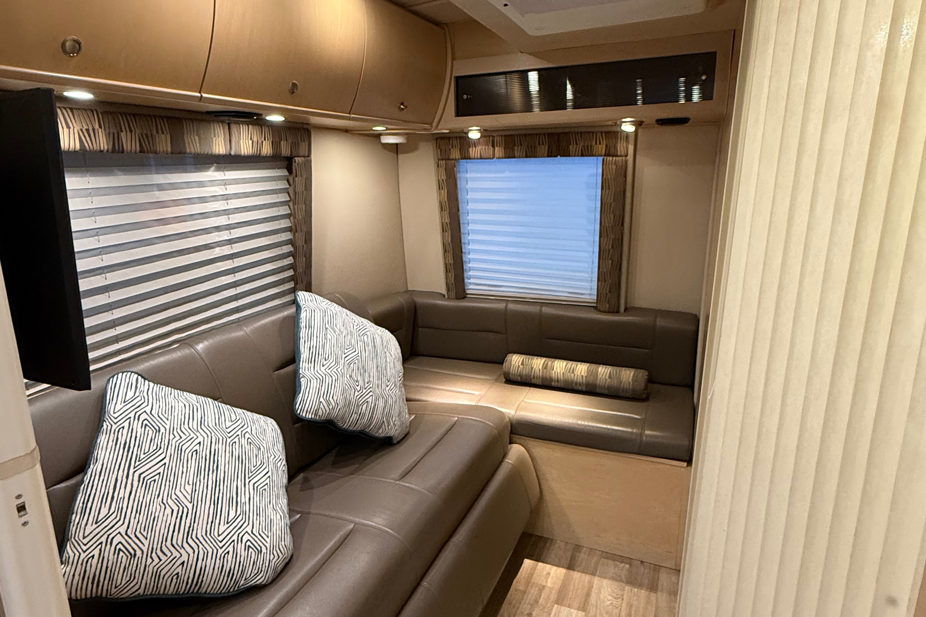 Luxury Class B+ Leisure Travel Serenity – Your Adventure in Comfort & Style!