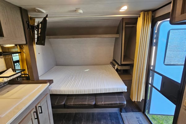 22ft Light Weight Travel Trailer