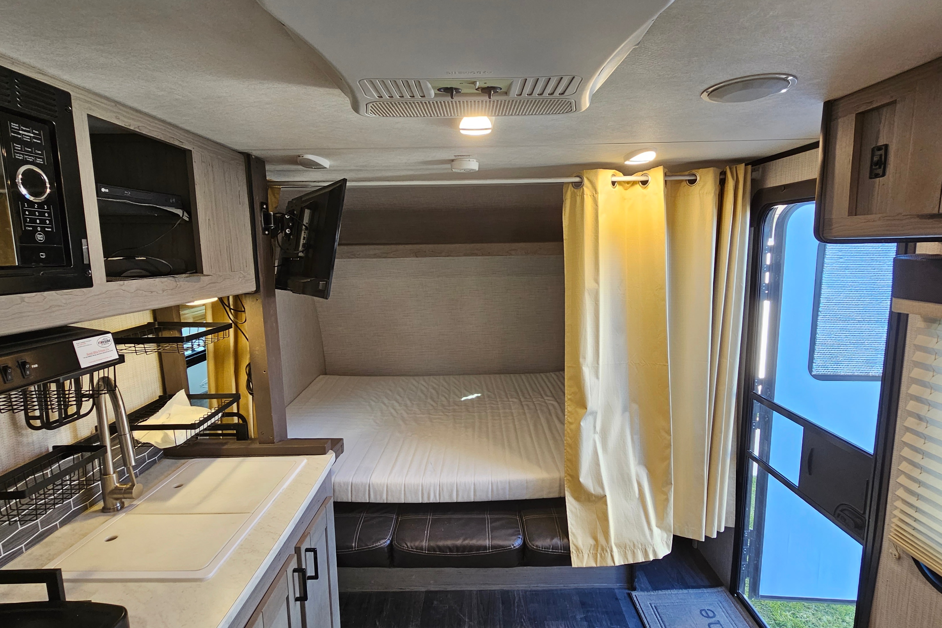 22ft Light Weight Travel Trailer