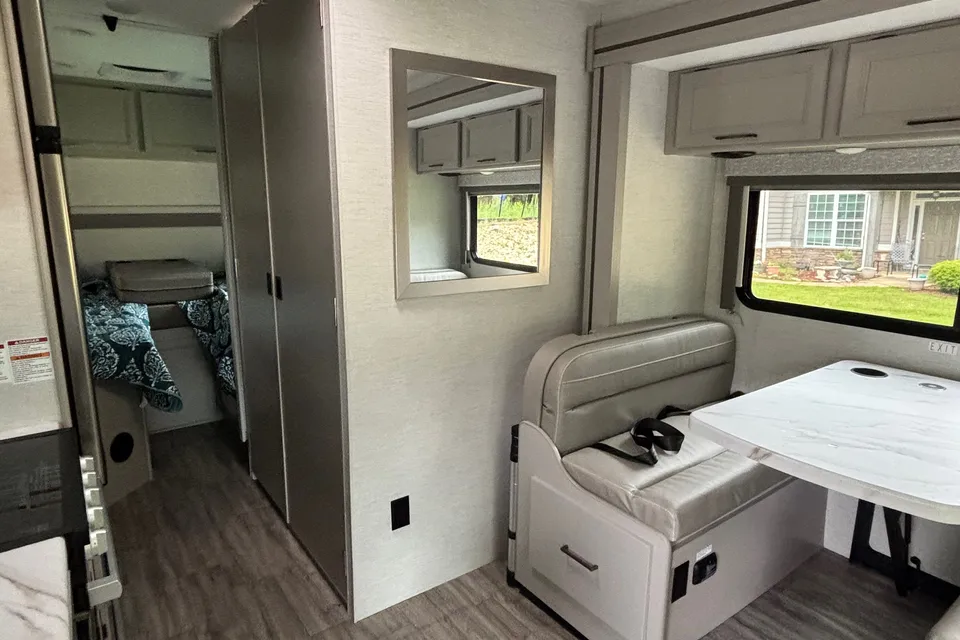 Viola's Thor Motor Coach Four Winds 25V Class C