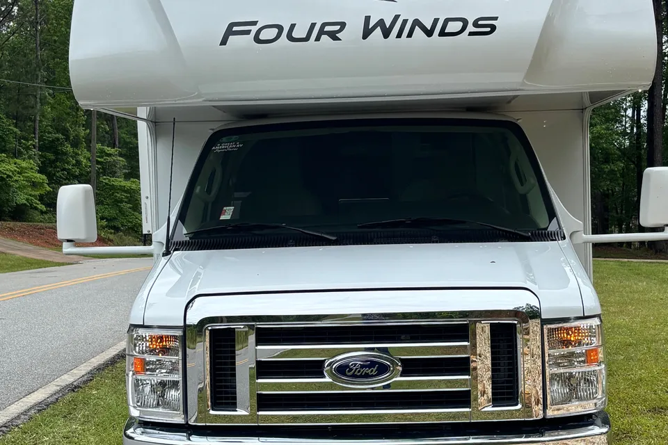 Viola's Thor Motor Coach Four Winds 25V Class C