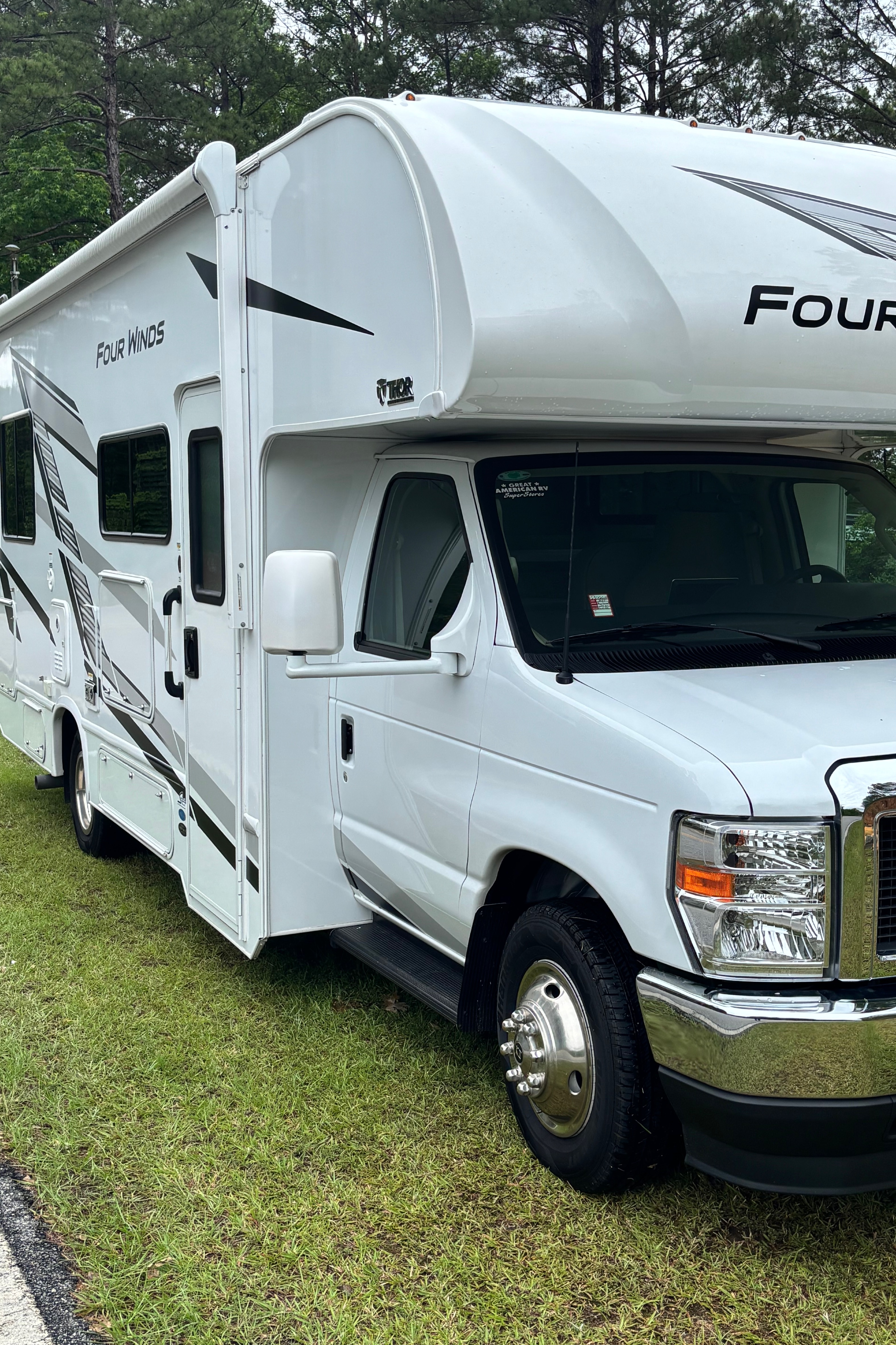 Viola's Thor Motor Coach Four Winds 25V Class C