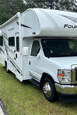 Viola's Thor Motor Coach Four Winds 25V Class C